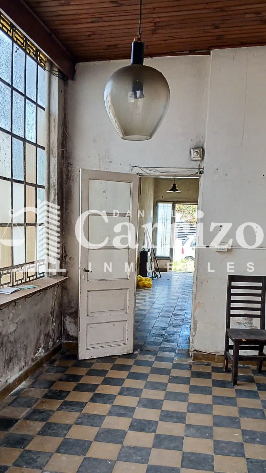 CASA EN VENTA A RECICLAR EN CALLE FALUCHO. MORON 700