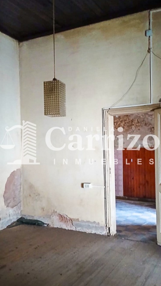 CASA EN VENTA A RECICLAR EN CALLE FALUCHO. MORON 700