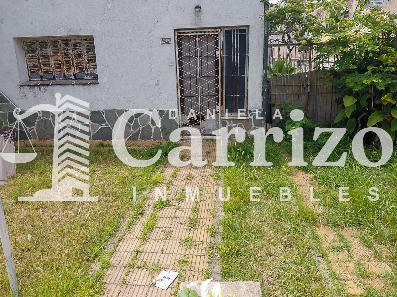 CASA EN VENTA A RECICLAR EN CALLE FALUCHO. MORON 700