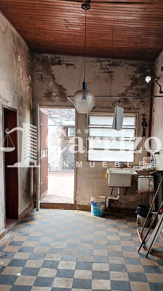 CASA EN VENTA A RECICLAR EN CALLE FALUCHO. MORON 700