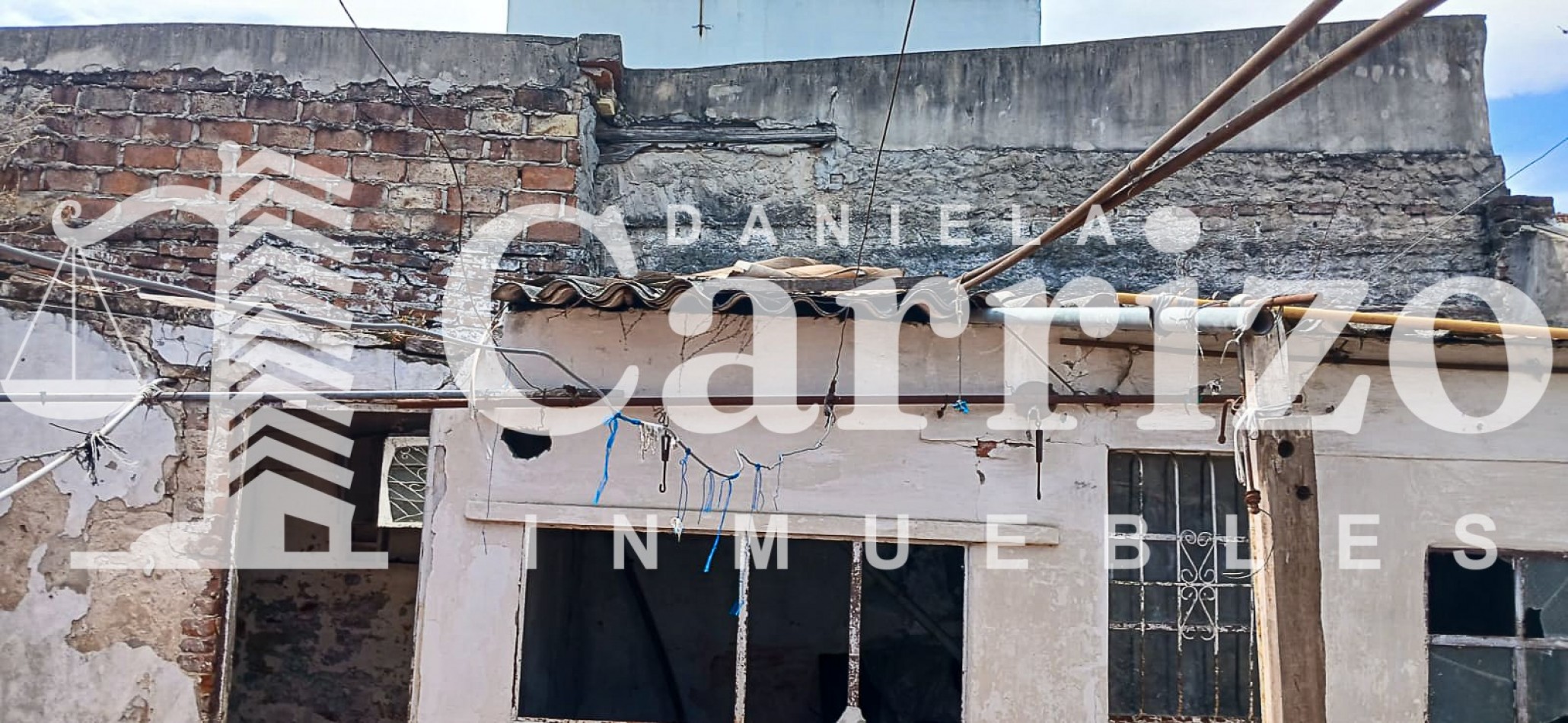 CASA EN VENTA A RECICLAR EN CALLE FALUCHO. MORON 700