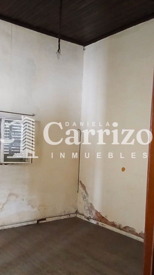 CASA EN VENTA A RECICLAR EN CALLE FALUCHO. MORON 700