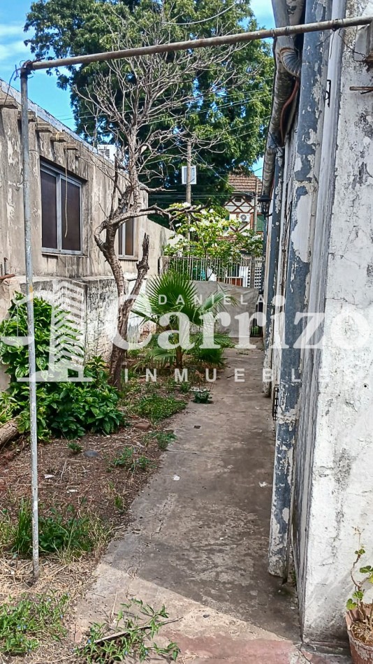 CASA EN VENTA A RECICLAR EN CALLE FALUCHO. MORON 700