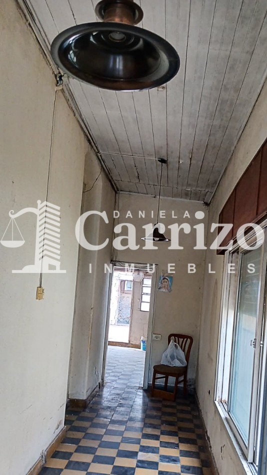 CASA EN VENTA A RECICLAR EN CALLE FALUCHO. MORON 700