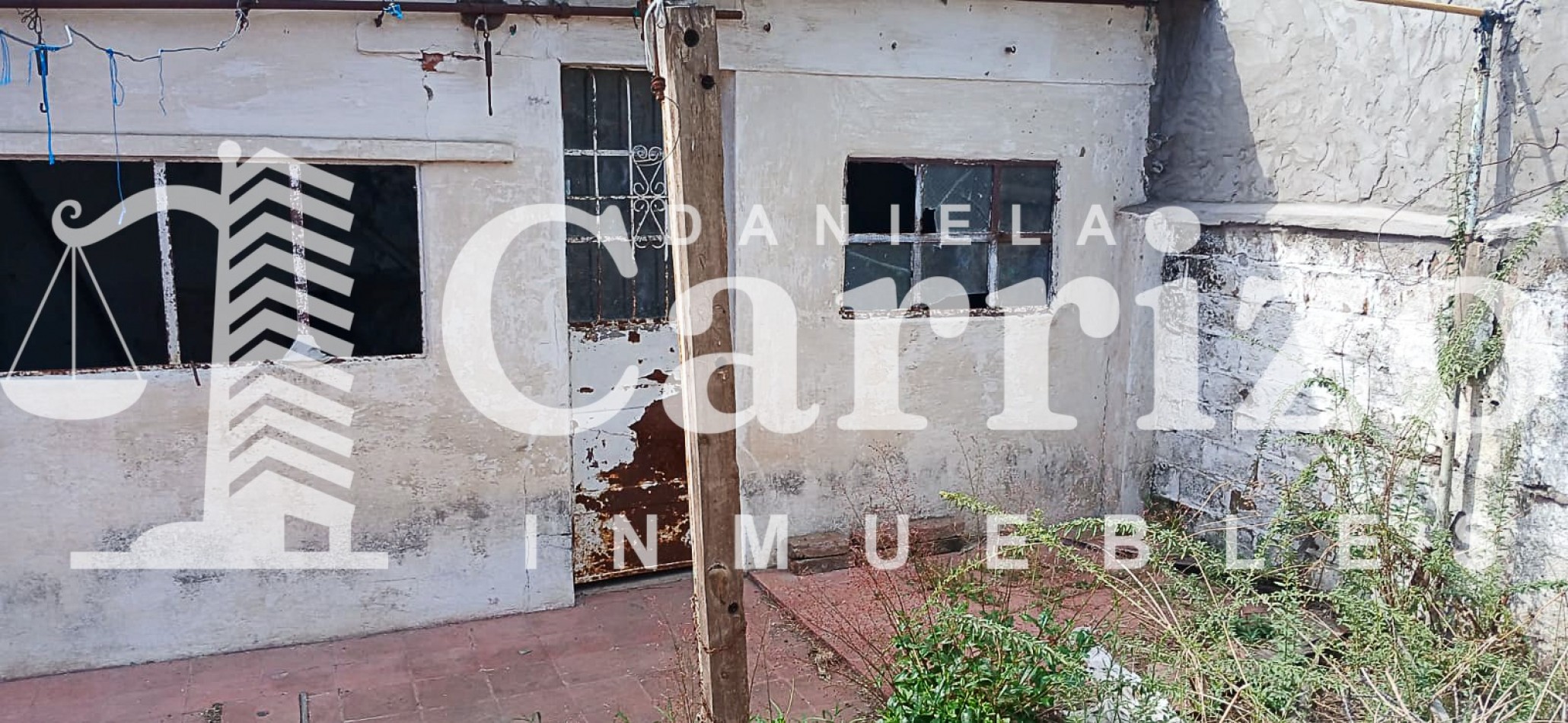 CASA EN VENTA A RECICLAR EN CALLE FALUCHO. MORON 700